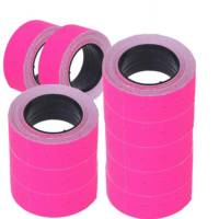 Vue des 10 rouleaux d'étiquettes de prix roses, montrant leur design compact et pratique.